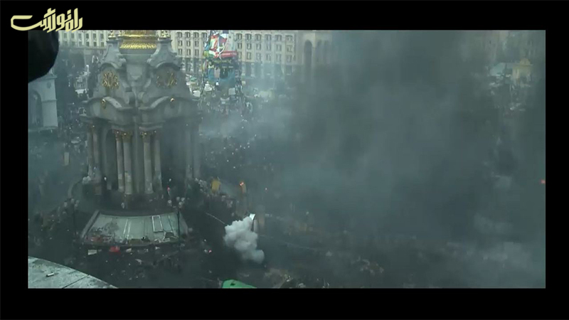تصویری از میدان در میانه دود و آتش تظاهرات